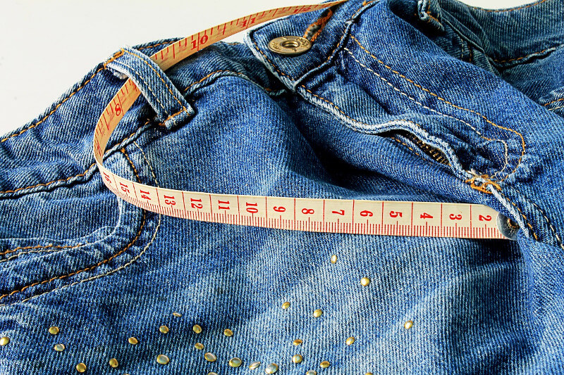 Risikolebensversicherung Abschluss bei Übergewicht (Adipositas), Jeans mit Bandmaß